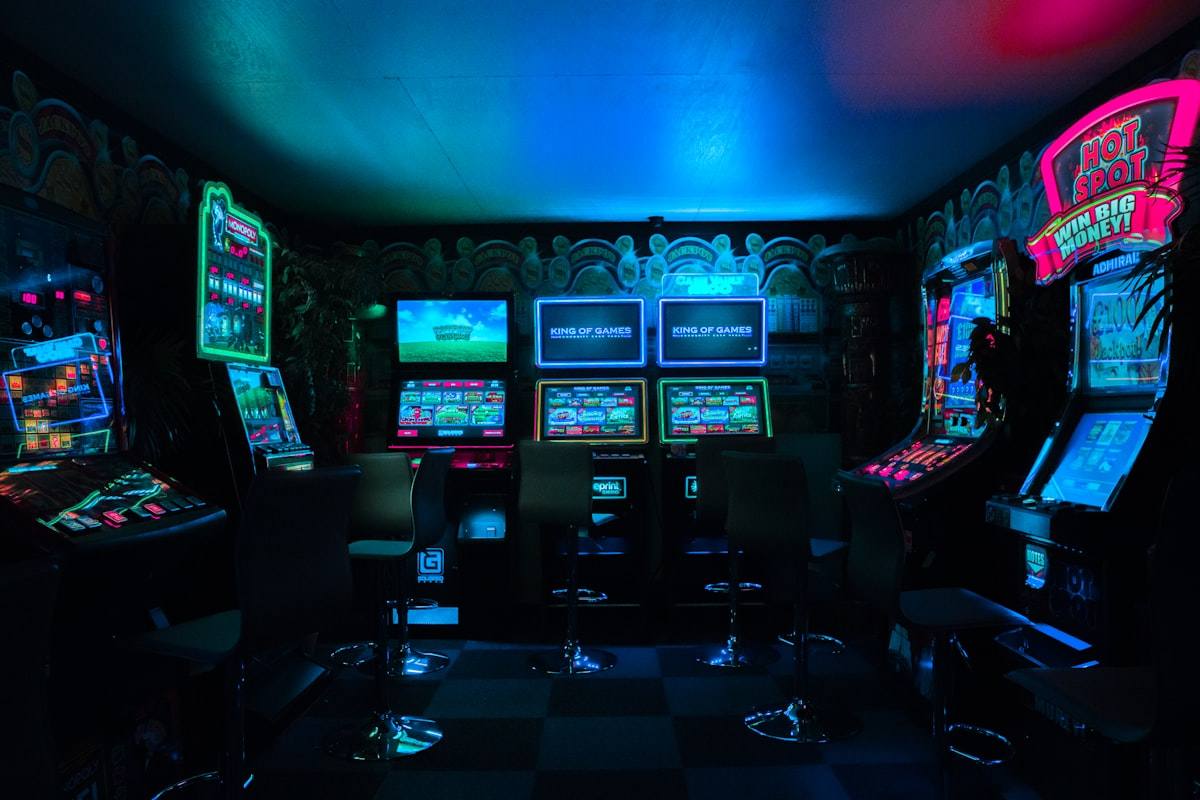 Game controller dengan pencahayaan neon ungu-biru