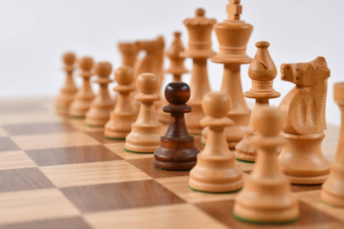 Papan catur dengan bidak hitam putih, simbol permainan strategi