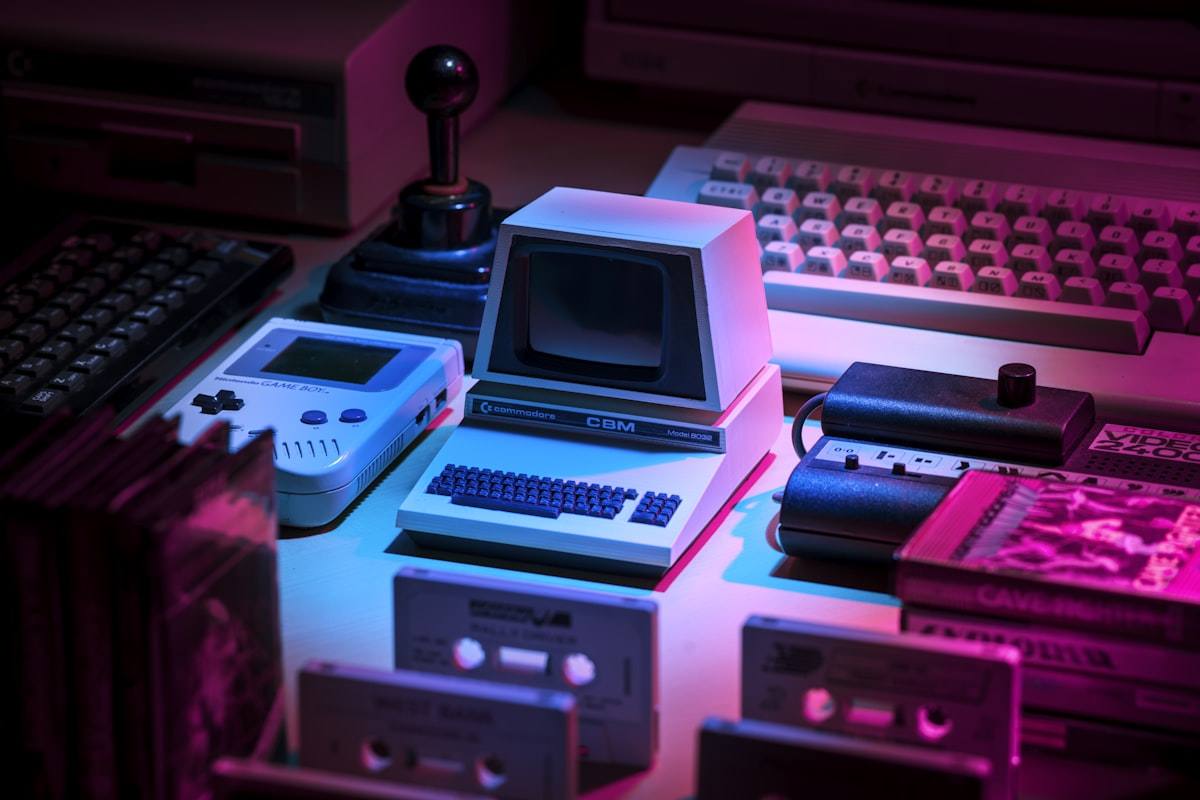 Konsol dan televisi retro dengan nuansa neon, suasana kerap identik dengan estetika game slot modern