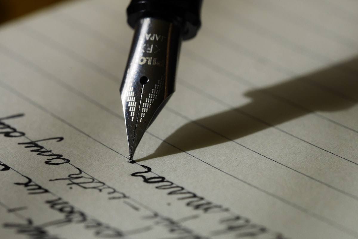 Pena klasik menulis di atas kertas untuk ilustrasi program keanggotaan